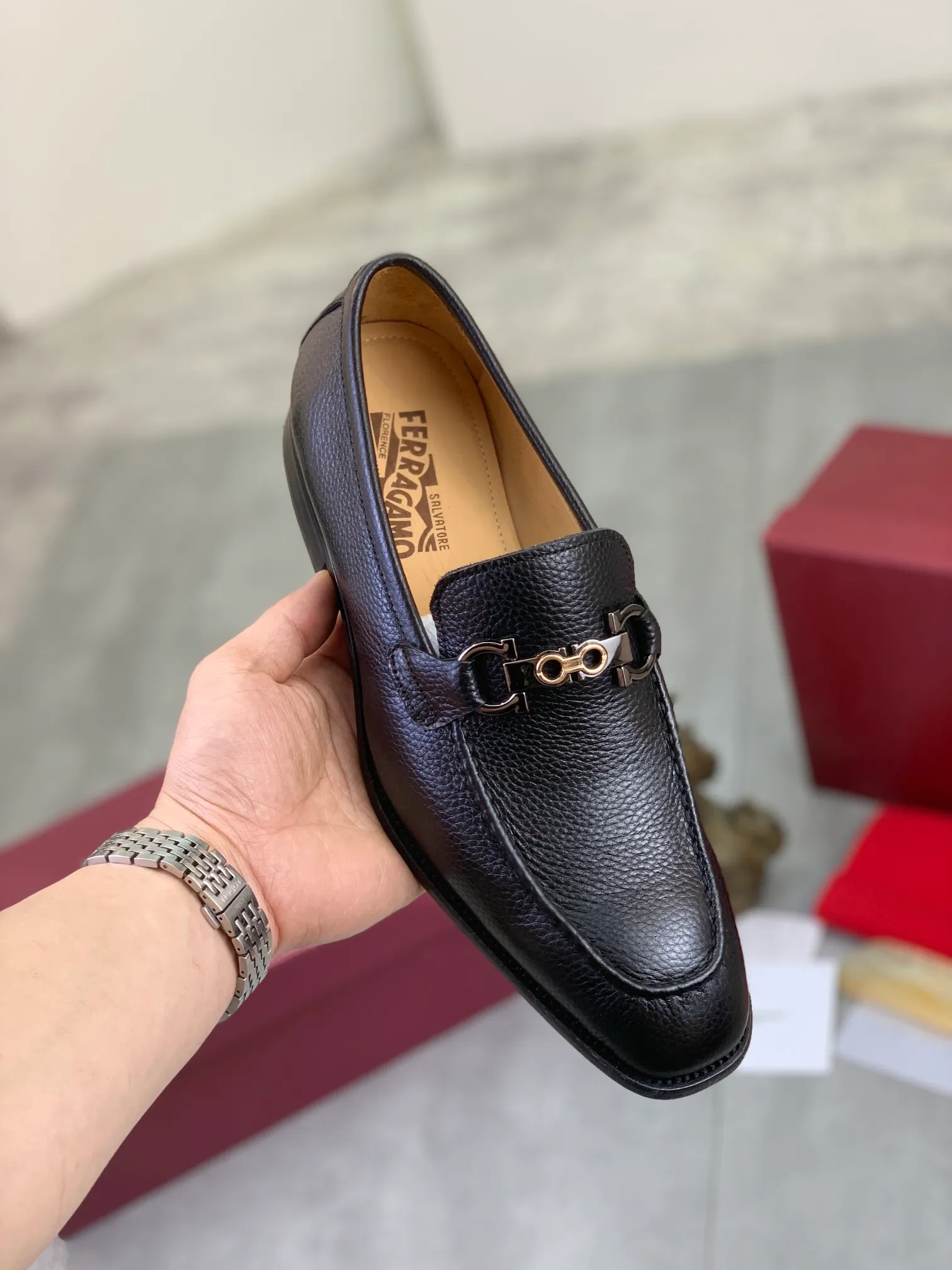 Men's Men's Shoes 💰P460💰[New Style] Water-dyed Niuli 🆘[Salvatore Ferragamo] Ferragamo's latest casual business leather shoes for men! Available at counters simultaneously! The fabric is made of specially imported original pebbled calfskin, and the lining is made of imported water-dyed cowhide. It is absolutely luxurious and leads the fashion trend. Matching code: 38-47 black and brown optional